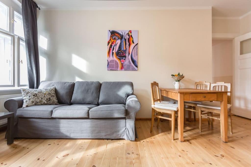 Zentrale Altbauwohnung Im Helmholtzkiez ベルリン エクステリア 写真