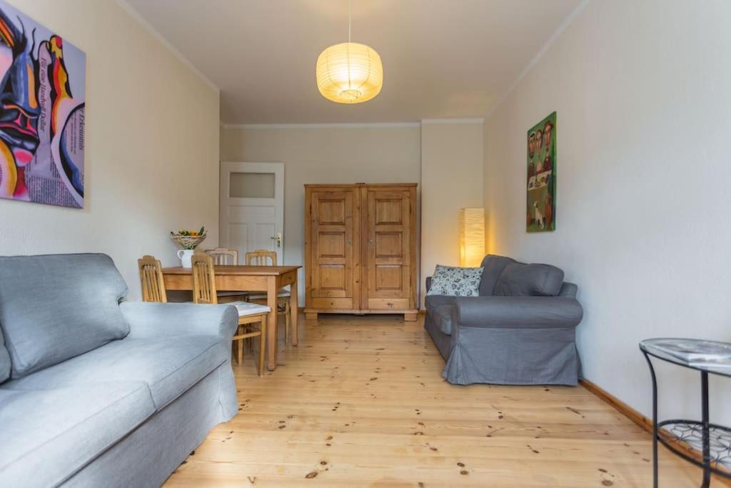 Zentrale Altbauwohnung Im Helmholtzkiez ベルリン エクステリア 写真