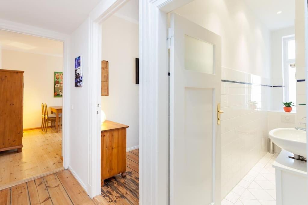 Zentrale Altbauwohnung Im Helmholtzkiez ベルリン エクステリア 写真